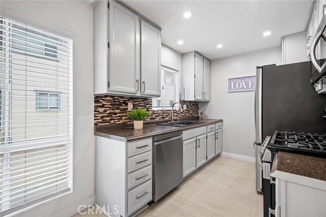 Detail Gallery Image 8 of 23 For 9901 Independence Ave #D,  Chatsworth,  CA 91311 - 2 Beds | 2 Baths