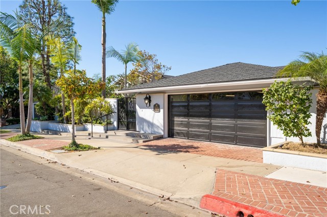 Detail Gallery Image 1 of 30 For 2229 Alta Vista Dr., Newport Beach,  CA 92660 - 4 Beds | 2/1 Baths