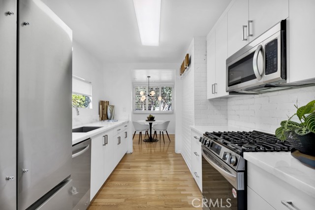 5217 Canoga Avenue, Woodland Hills CA: https://media.crmls.org/medias/afb13b05-fd7e-472e-adc6-7e819e854e4c.jpg