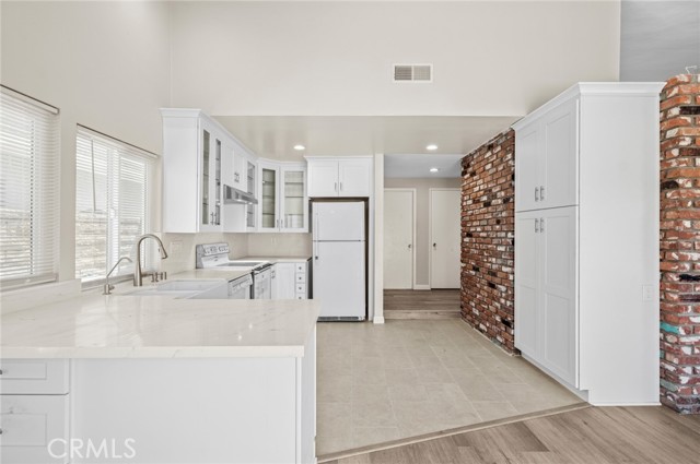 Detail Gallery Image 8 of 25 For 17601 Manchester Ave, Irvine,  CA 92614 - 4 Beds | 2 Baths
