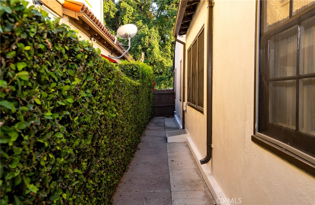 https://media.crmls.org/medias/afb40b7f-6894-4f87-a308-0640c2e2f84c.jpg?preset=X-Large
