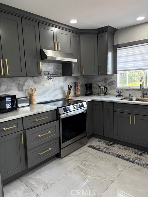 Detail Gallery Image 2 of 8 For 16561 Monroe Ln, Huntington Beach,  CA 92647 - 3 Beds | 2 Baths