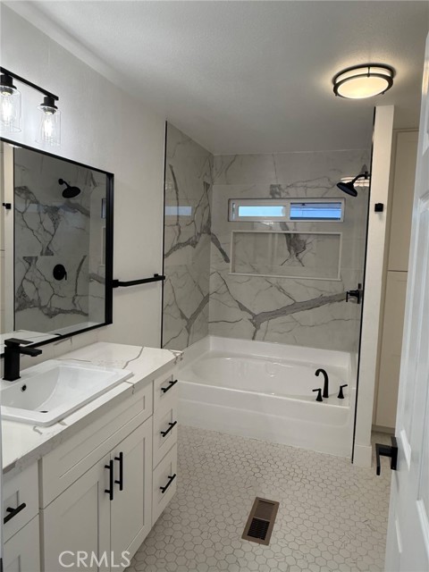 Detail Gallery Image 18 of 23 For 215 S Sullivan Ln #220,  Santa Ana,  CA 92704 - 4 Beds | 2 Baths