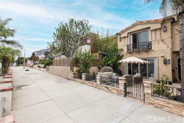 351 30th Street, Hermosa Beach, California 90254, 4 Bedrooms Bedrooms, ,3 BathroomsBathrooms,Residential,For Sale,30th,SB25124501