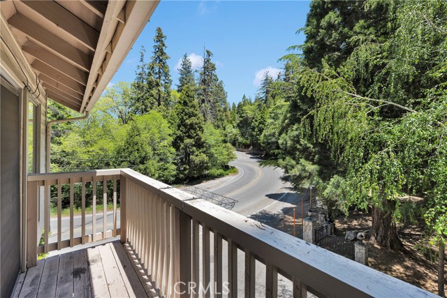 101 Rockledge Lane, Lake Arrowhead CA: https://media.crmls.org/medias/afb881f4-b78d-4d50-bf5c-a4b06b6383df.jpg