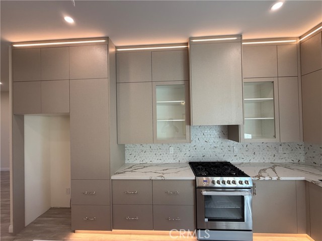 Detail Gallery Image 5 of 9 For 8149 Saint Clair Ave, North Hollywood,  CA 91605 - 6 Beds | 5 Baths