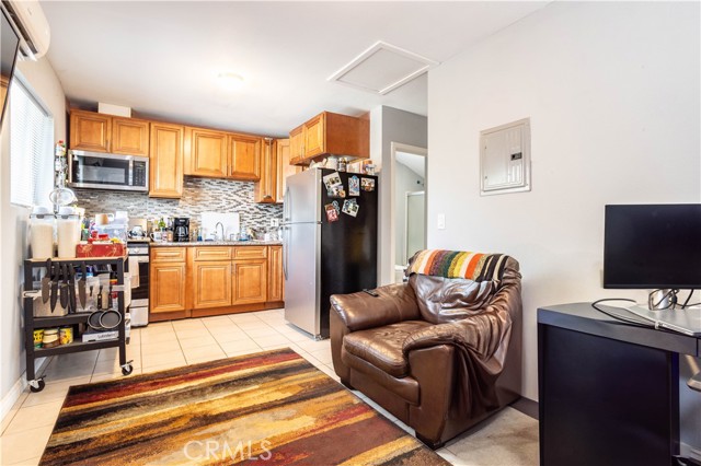 6402 Graves Avenue, Van Nuys CA: https://media.crmls.org/medias/afbbaed4-efc5-4f8c-837c-585c67abcc4a.jpg