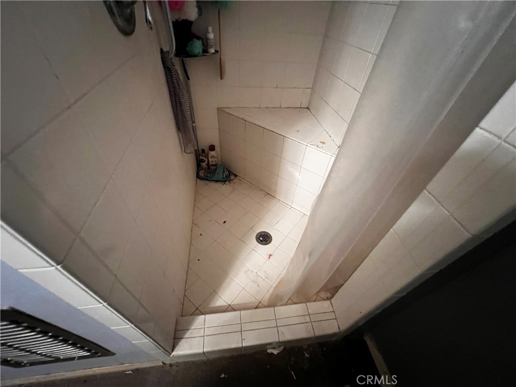 https://media.crmls.org/medias/afbce2f2-673f-4061-8ad8-ae435454c61c.jpg?preset=X-Large
