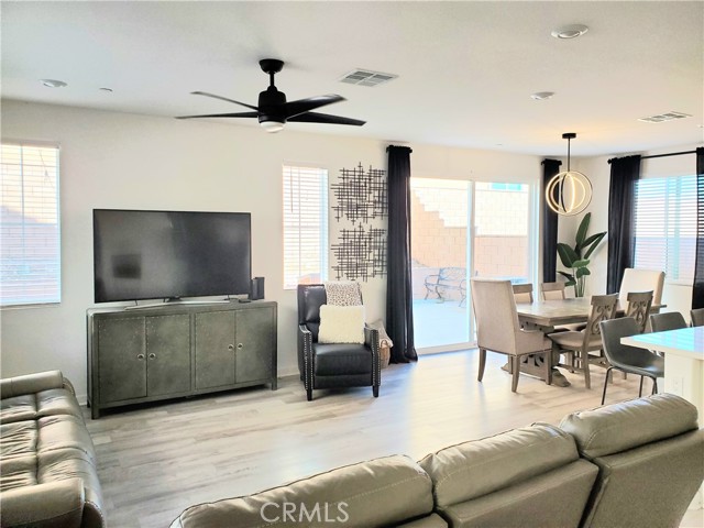 Detail Gallery Image 3 of 23 For 16229 Castello #6,  Fontana,  CA 92336 - 4 Beds | 2/1 Baths