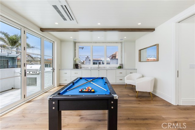 Detail Gallery Image 6 of 20 For 107 Manhattan Ave, Hermosa Beach,  CA 90254 - 5 Beds | 5/1 Baths