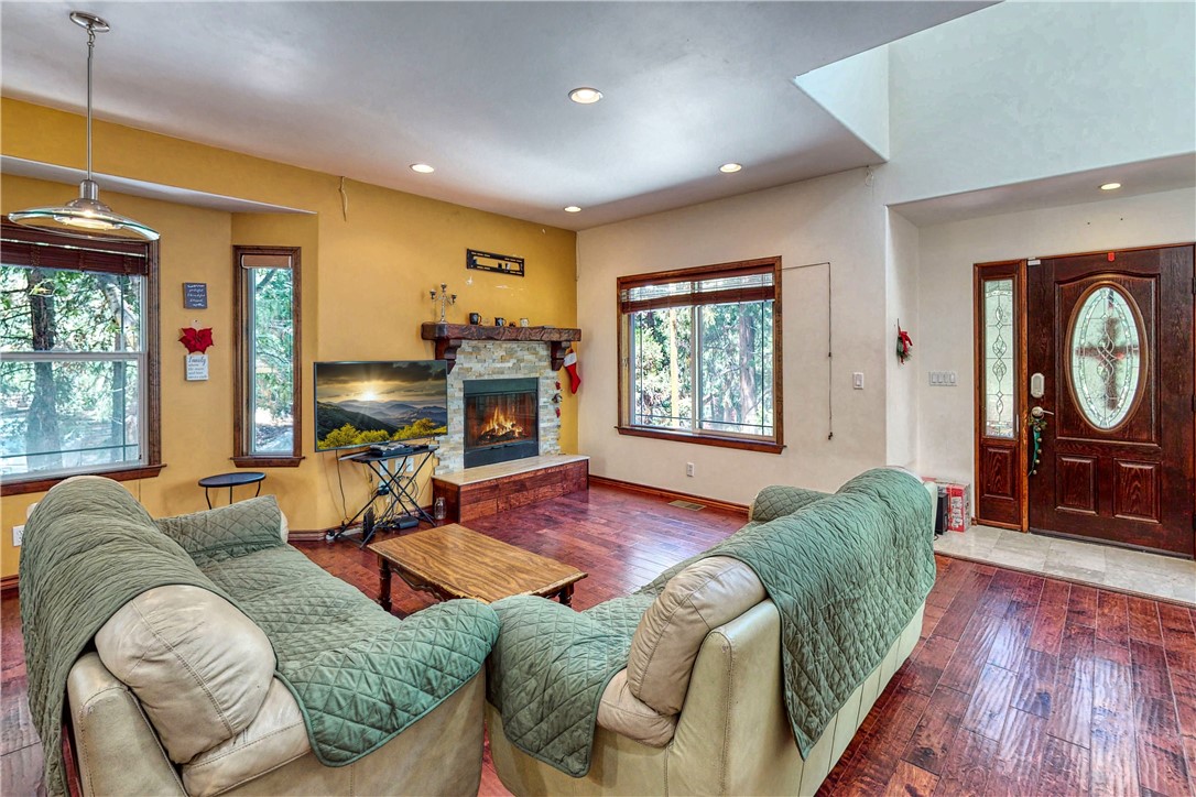 Detail Gallery Image 3 of 8 For 319 Triangle Nook Rd, Cedarpines Park,  CA 92322 - 3 Beds | 2/1 Baths