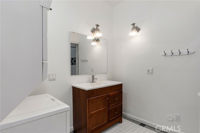 Detail Gallery Image 26 of 28 For 4477 Ensenada Dr, Woodland Hills,  CA 91364 - 4 Beds | 3/1 Baths