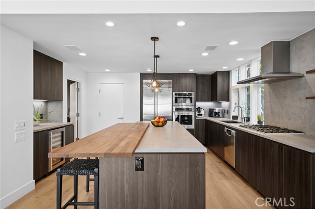 1061 Skyline Drive, Laguna Beach CA: https://media.crmls.org/medias/afc145b1-bab5-4faa-8540-019e94bef2c7.jpg