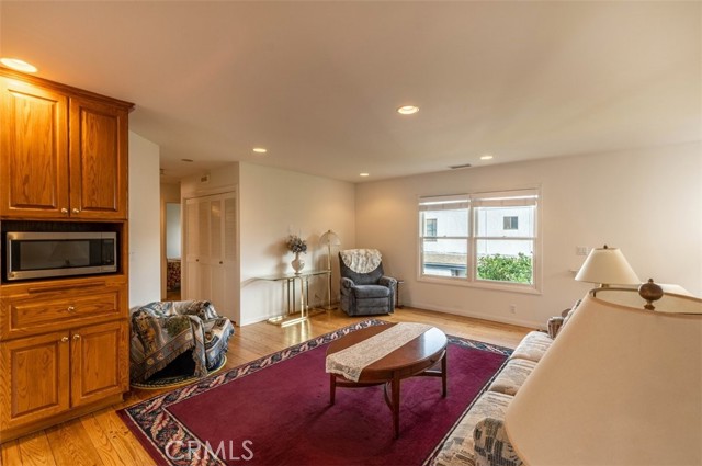 931 5th Street, Hermosa Beach, California 90254, 6 Bedrooms Bedrooms, ,2 BathroomsBathrooms,Residential,Sold,5th,SB22187324