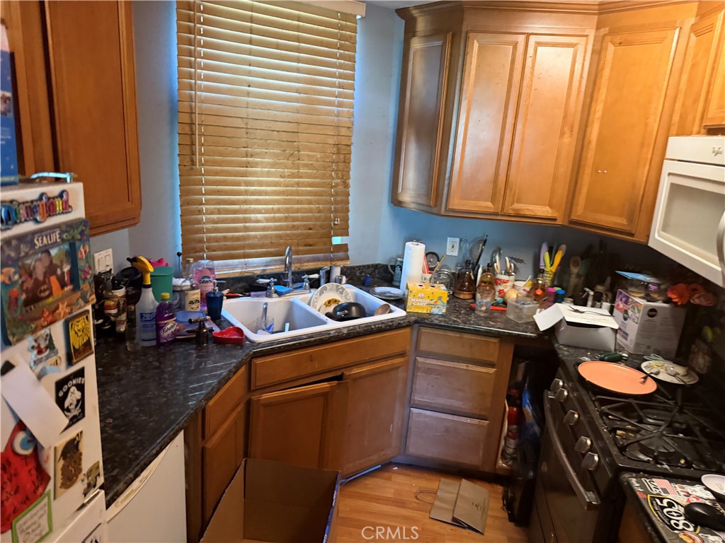 https://media.crmls.org/medias/afc54fd6-757a-45d1-b336-7d85923bc19c.jpg?preset=X-Large
