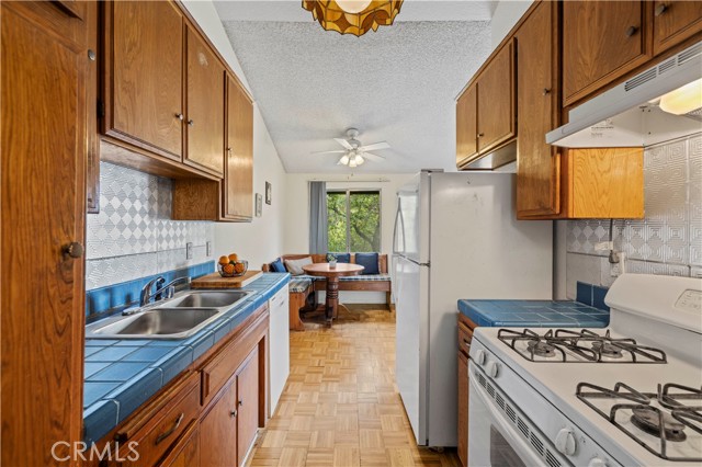 Detail Gallery Image 7 of 27 For 7439 Woodman Ave. #35,  Van Nuys,  CA 91405 - 2 Beds | 1 Baths