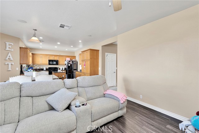 8846 Tamarisk Avenue, Hesperia CA: https://media.crmls.org/medias/afc9899c-4918-4503-94b8-f76a078f60af.jpg