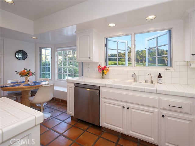 Large and spacious kitchen with breakfast nook