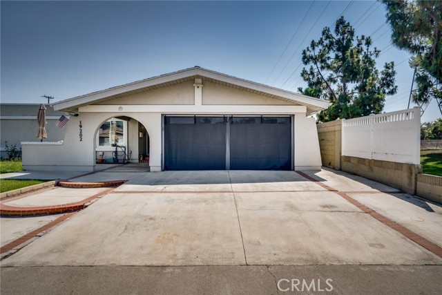 19202 Hickory Lane, Huntington Beach CA: https://media.crmls.org/medias/afcaf13c-0ede-4905-944e-5cf83a0be608.jpg