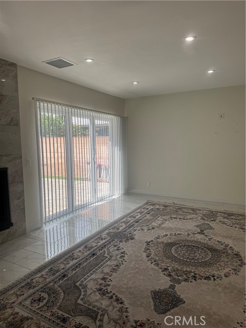 Detail Gallery Image 18 of 31 For 7127 White Oak, Reseda,  CA 91335 - 4 Beds | 3 Baths