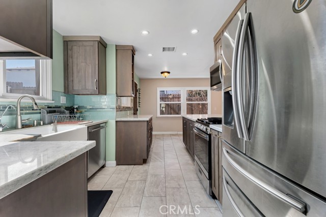Detail Gallery Image 5 of 31 For 10549 Mcclemont Ave, Tujunga,  CA 91042 - 4 Beds | 2 Baths