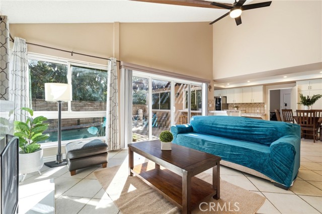 Detail Gallery Image 16 of 41 For 23943 via Flamenco, Valencia,  CA 91355 - 5 Beds | 3 Baths