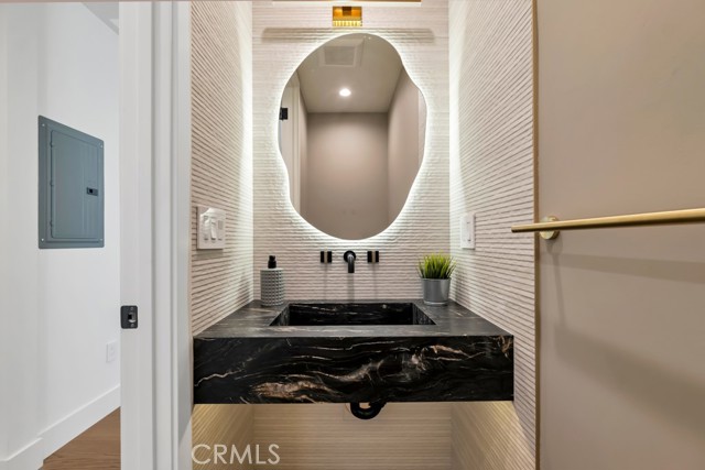 Detail Gallery Image 37 of 46 For 4801 Abbeyville Ave, Woodland Hills,  CA 91364 - 5 Beds | 5/2 Baths