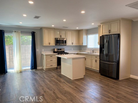 5558 Auckland Avenue North Hollywood, California Newly Built Backhouse
Spacious Floor Plan
Washer Dryer
Stove, Refrigerator
Laminate Flooring
Central AC / Heat
Secured Parking