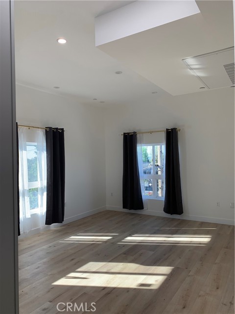 14487 Foothill Boulevard, Sylmar CA: https://media.crmls.org/medias/afd8a1b9-40fb-4913-aec8-5ad8990ff591.jpg