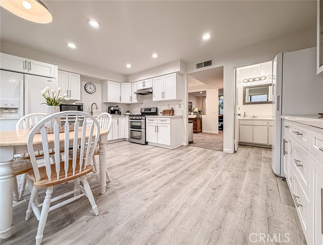 Detail Gallery Image 8 of 31 For 22038 Vanowen St #113,  Woodland Hills,  CA 91303 - 2 Beds | 2/1 Baths