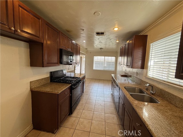 Detail Gallery Image 2 of 21 For 6900 Garden Grove, Reseda,  CA 91335 - 4 Beds | 2 Baths