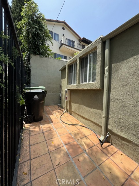 Detail Gallery Image 9 of 12 For 2409 Hyperion Ave, Los Angeles,  CA 90027 - 1 Beds | 1 Baths