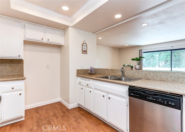 Detail Gallery Image 4 of 35 For 13606 La Jolla Cir #G,  La Mirada,  CA 90638 - 2 Beds | 2 Baths