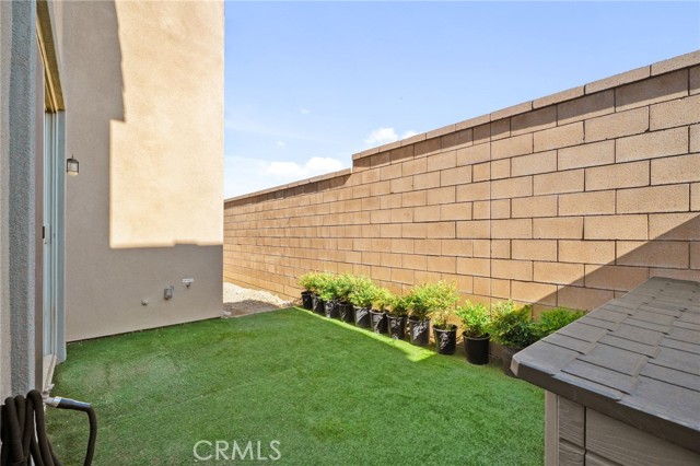 16076 Pesaro Lane, Fontana CA: https://media.crmls.org/medias/afddc775-ed9d-4122-a79e-98460ea1efe9.jpg