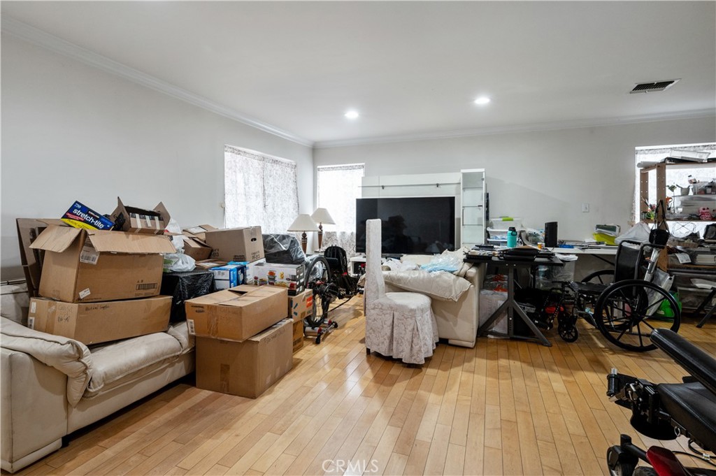 https://media.crmls.org/medias/afde6bdb-8686-4e86-b26d-d41278f81e59.jpg?preset=X-Large