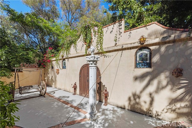 3916 Carnavon Way, Los Angeles CA: https://media.crmls.org/medias/afe1b1ab-226c-4fcf-b24b-0e0f21ec7f2f.jpg
