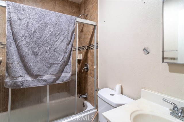 Detail Gallery Image 2 of 20 For 5530 Ackerfield Ave #101,  Long Beach,  CA 90805 - 3 Beds | 2 Baths
