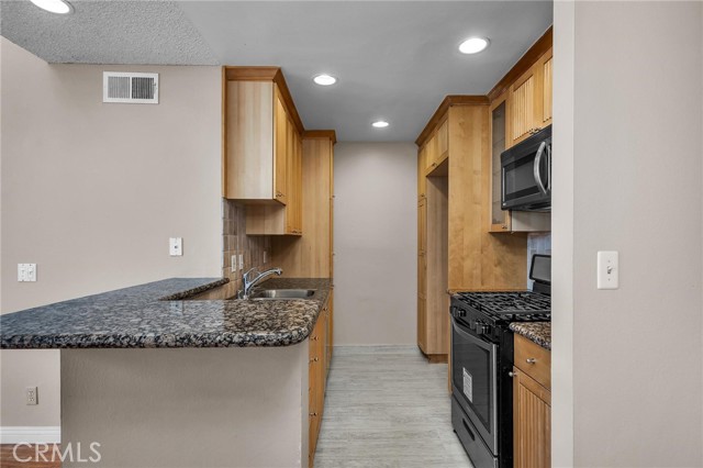 Detail Gallery Image 3 of 12 For 5700 Etiwanda Ave #209,  Tarzana,  CA 91356 - 3 Beds | 2 Baths