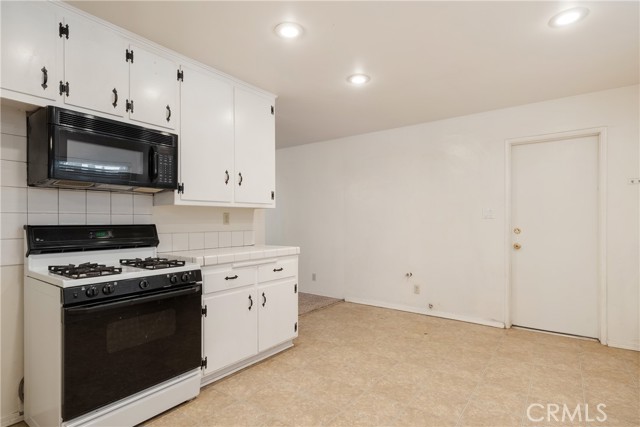 Detail Gallery Image 9 of 38 For 10004 Oakwood Ave, Hesperia,  CA 92345 - 2 Beds | 2 Baths