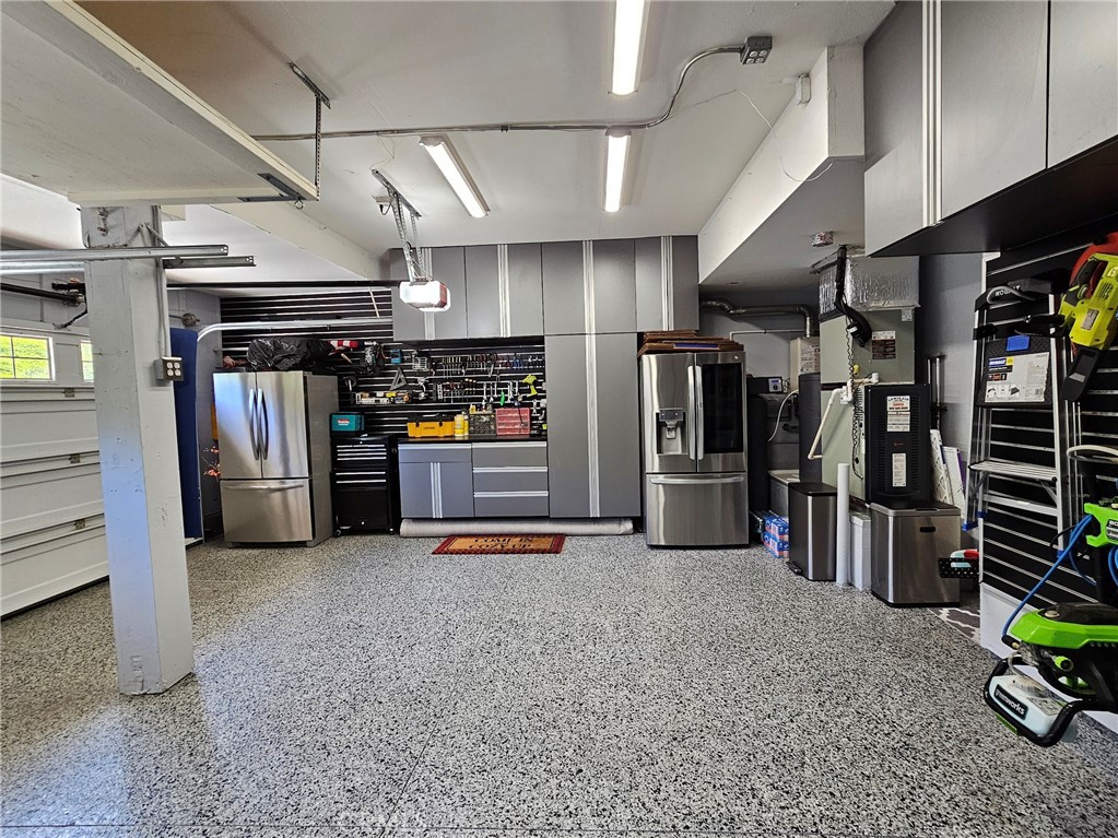 https://media.crmls.org/medias/afe711e5-f287-4e9a-8682-44290ec61659.jpg?preset=X-Large