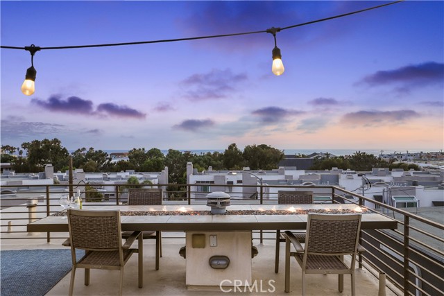 106 Hill Street, Hermosa Beach, California 90254, 5 Bedrooms Bedrooms, ,3 BathroomsBathrooms,Residential,Sold,Hill,SB23141394