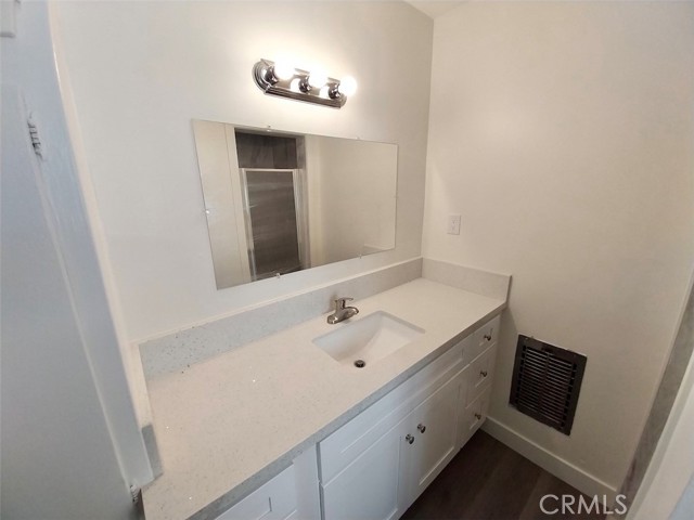 Detail Gallery Image 9 of 13 For 11523 Menlo Ave #E,  Hawthorne,  CA 90250 - 1 Beds | 1 Baths