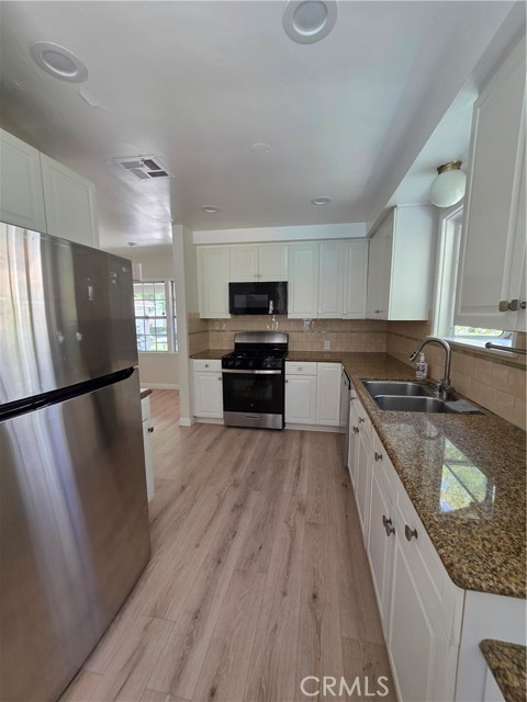 Detail Gallery Image 6 of 22 For 17840 Tarzana St, Encino,  CA 91316 - 4 Beds | 2/1 Baths