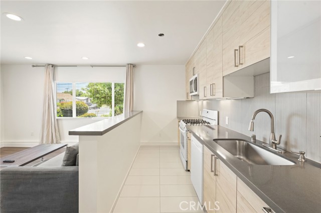 11716 Paso Robles Avenue, Granada Hills CA: https://media.crmls.org/medias/afec9978-9716-47f6-8239-0c16f2183512.jpg