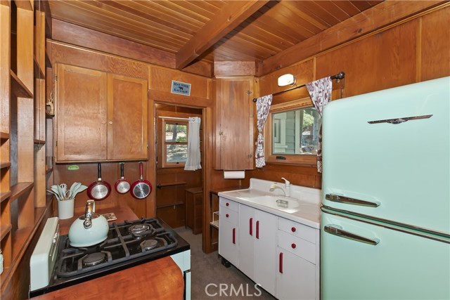 1040 Mile High Road, Twin Peaks CA: https://media.crmls.org/medias/afecd45e-25a8-4b5e-af0f-305b17330c6a.jpg