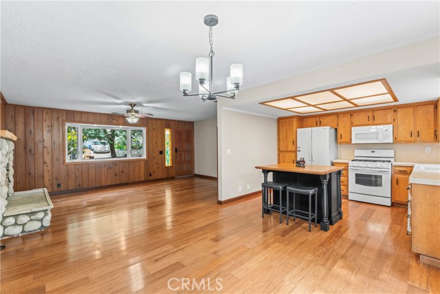 1381 Blackfoot W Trail, Lake Arrowhead CA: https://media.crmls.org/medias/aff1732f-b9ef-4784-9a01-70e9f3fa85b1.jpg