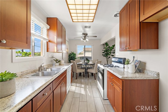 Detail Gallery Image 9 of 31 For 7869 La Mirada Cir, Buena Park,  CA 90620 - 3 Beds | 2 Baths