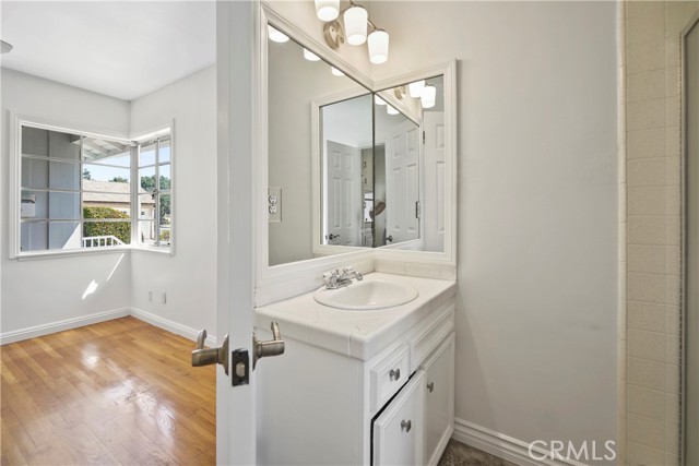 Bathroom off front bedroom