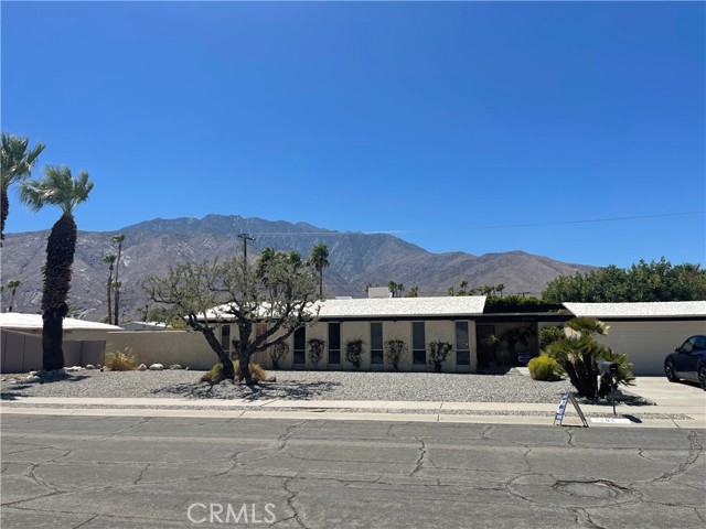 2605 N Kitty Hawk Drive, Palm Springs CA: https://media.crmls.org/medias/aff6b7b7-af07-4ff9-a34a-fd3754478d2a.jpg