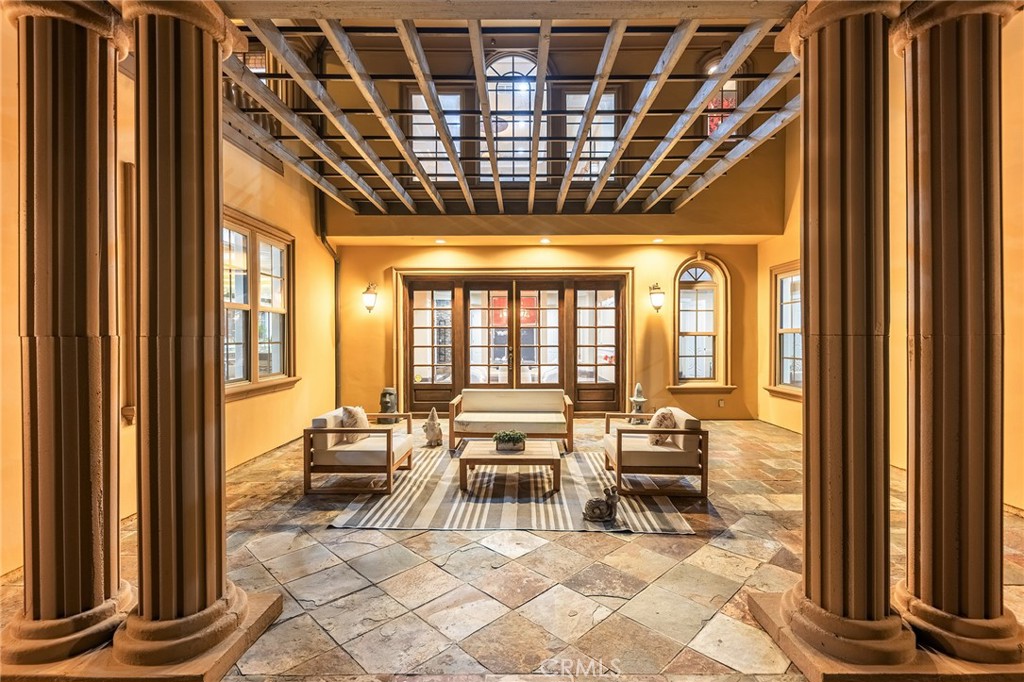 https://media.crmls.org/medias/aff76bb3-0ea6-428b-92d0-f6a8eed99a70.jpg?preset=X-Large